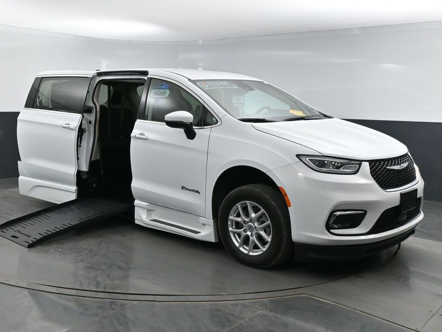 Used 2023 Chrysler Pacifica Touring L - BraunAbility Side Entry Entry Fold Out Automatic Ramp