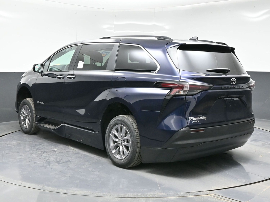 New 2026 Toyota Sienna Hybrid XLE Base - BraunAbility Side Entry Entry Fold Out Automatic Ramp