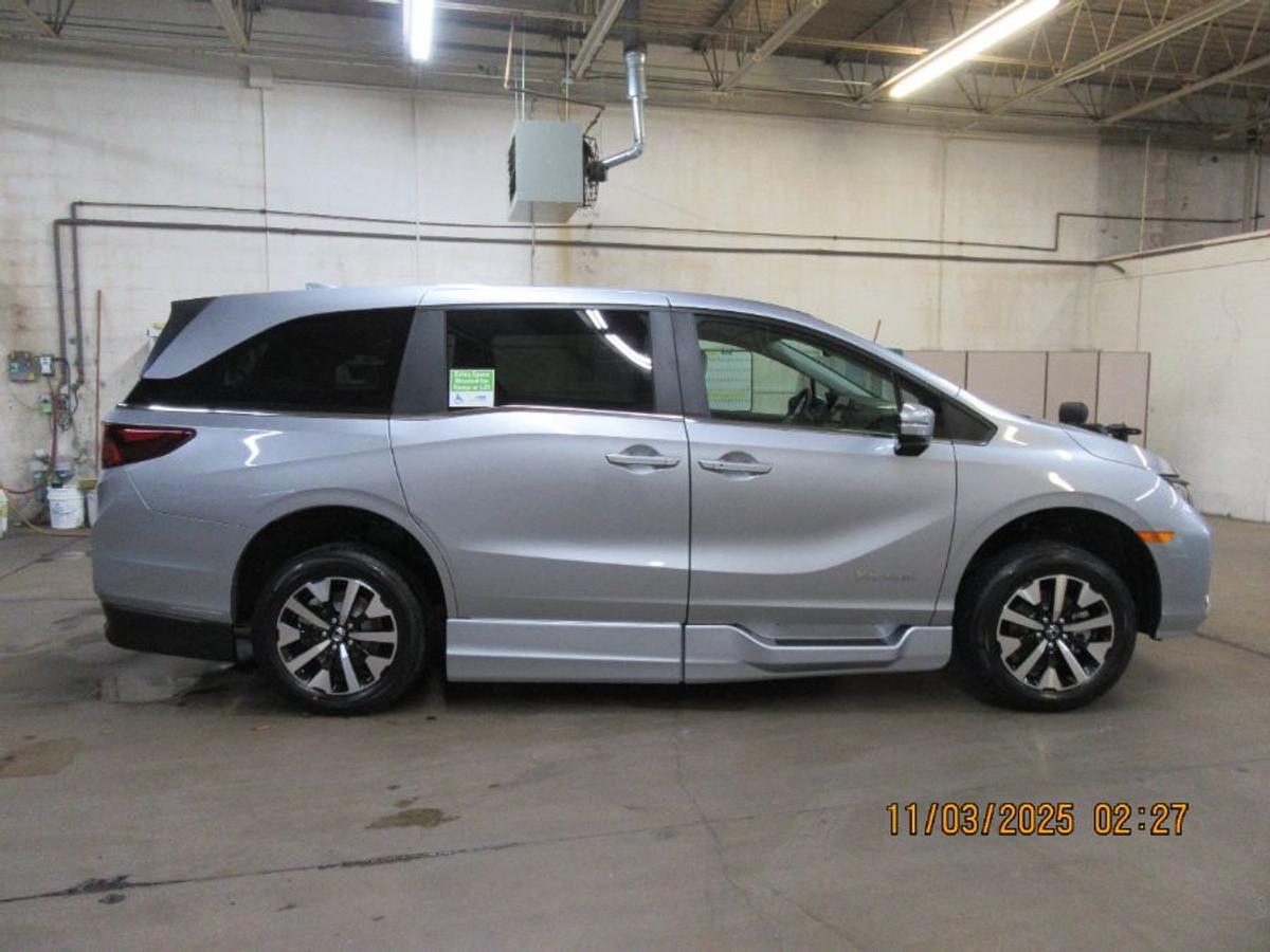 Silver Honda Odyssey image number 15