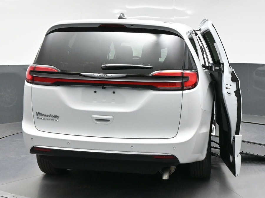 White Chrysler Pacifica image number 3