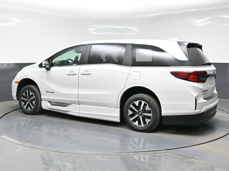 White Honda Odyssey image number 3