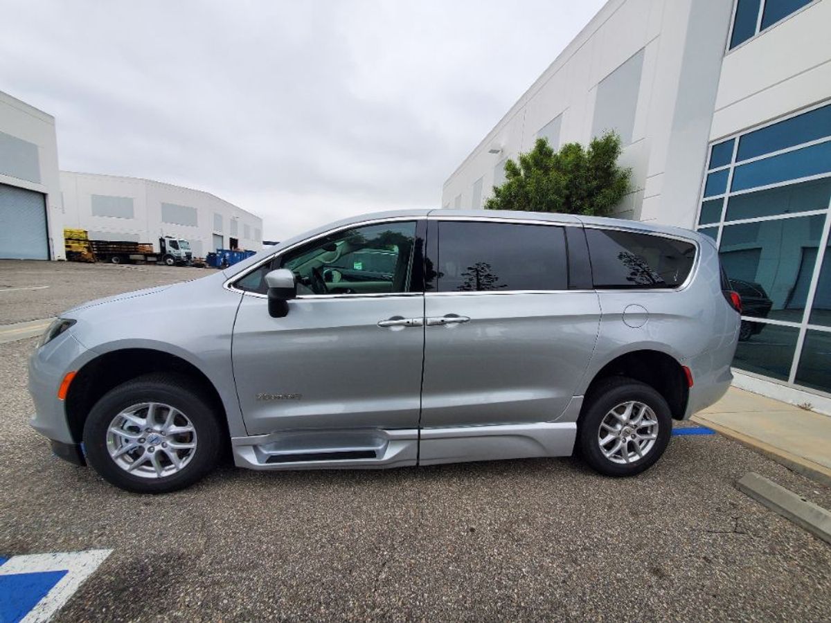 Used 2023 Chrysler Voyager LX's photo