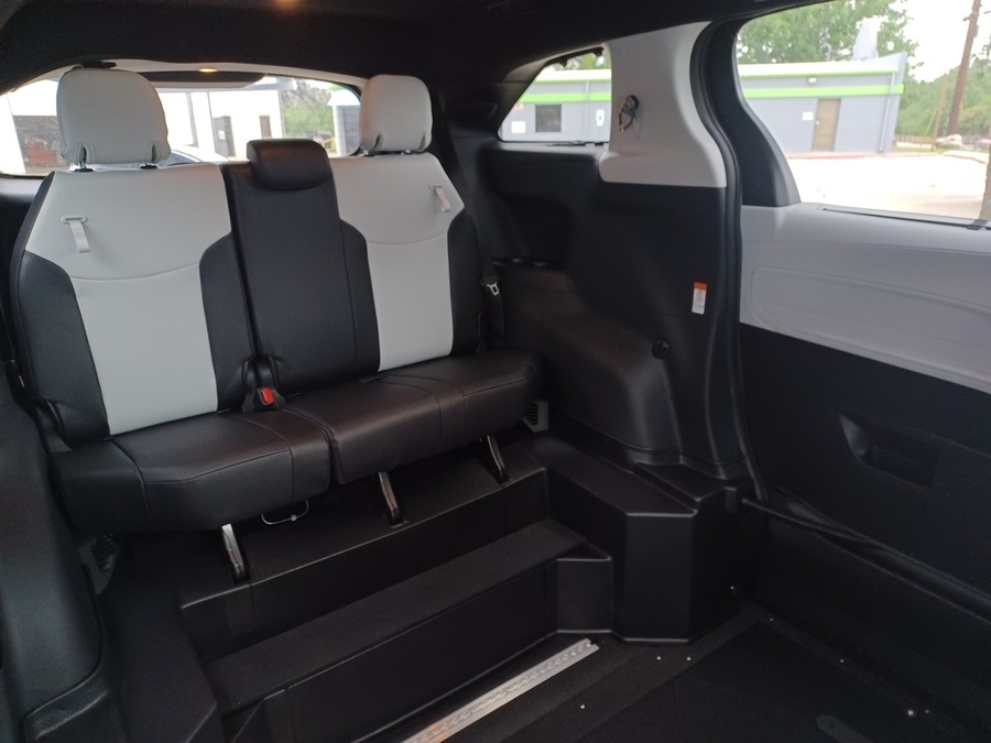 Black Toyota Sienna image number 17
