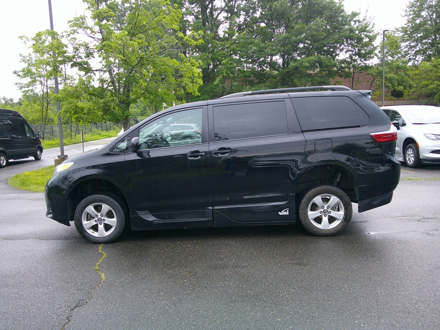 Black Toyota Sienna image number 4