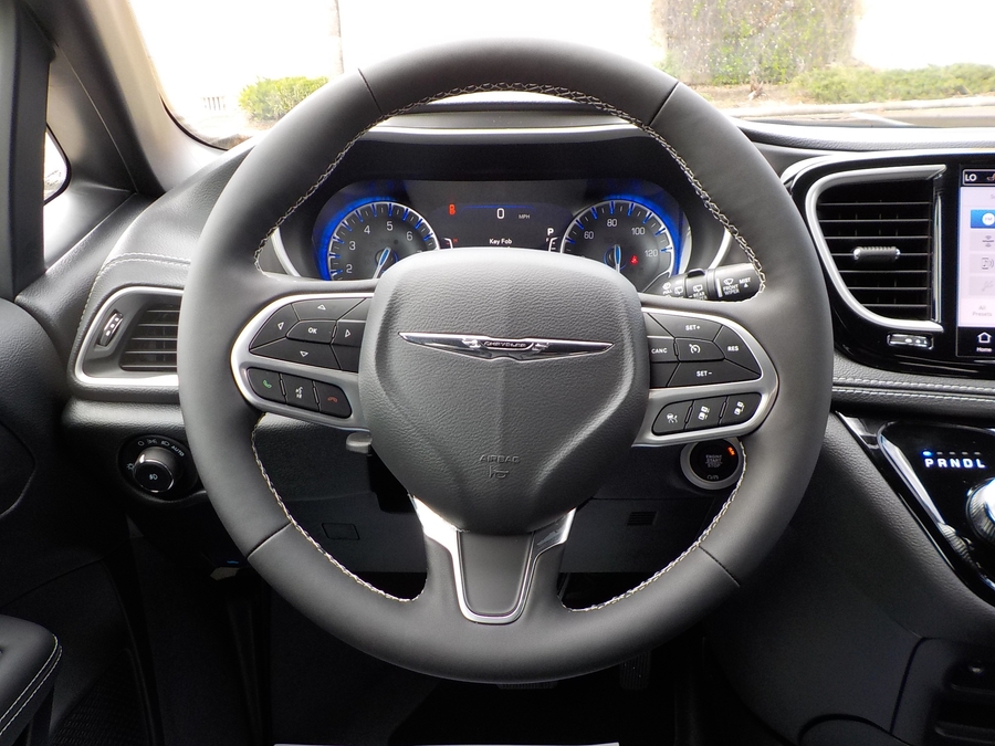 Silver Chrysler Pacifica image number 32