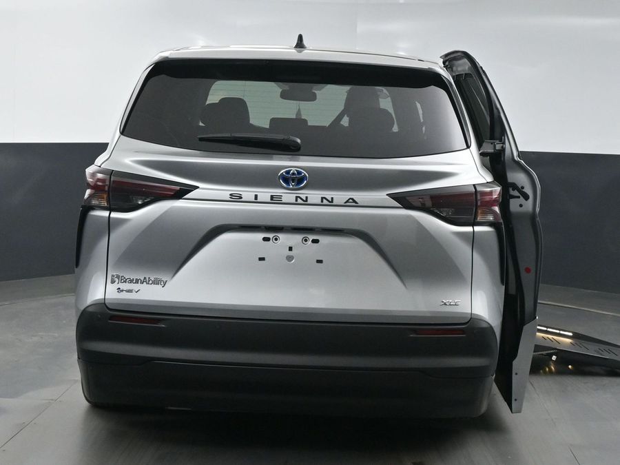 New 2025 Toyota Sienna Hybrid XLE Base - BraunAbility Side Entry Entry Fold Out Automatic Ramp
