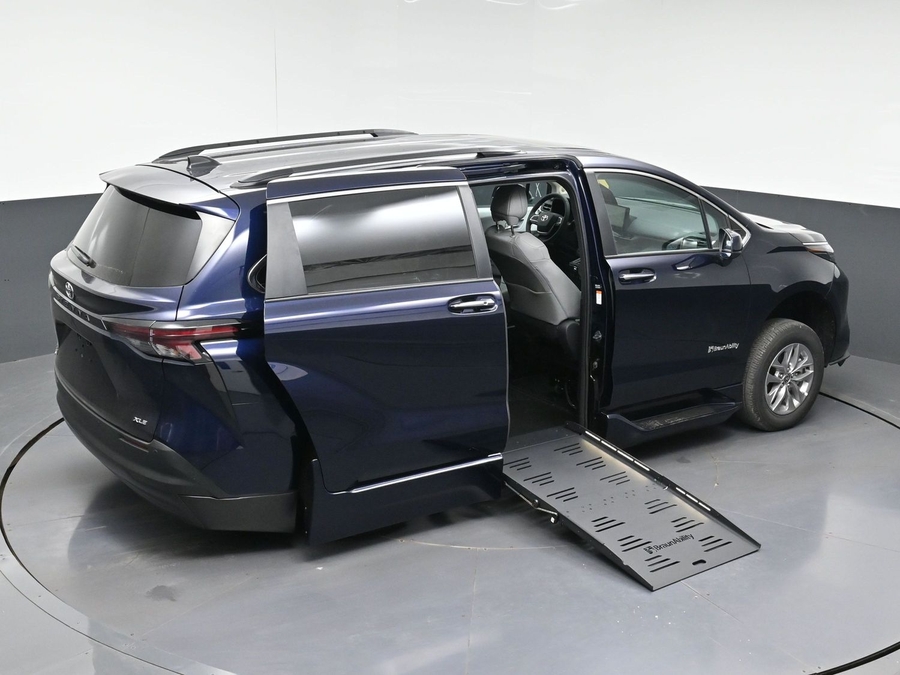 New 2026 Toyota Sienna Hybrid XLE Add - BraunAbility Side Entry Fold Out Automatic Ramp