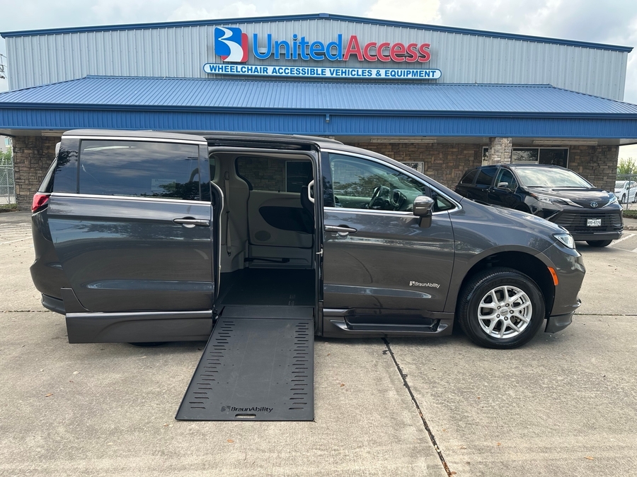 Used 2022 Chrysler Pacifica Touring L - BraunAbility Side Entry Entry In Floor Automatic Ramp