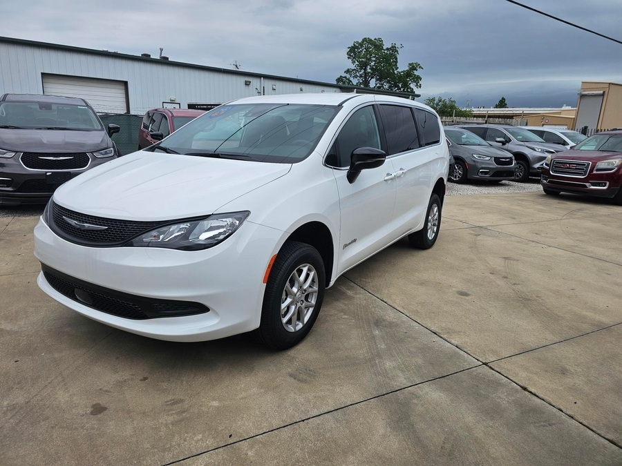 White Chrysler Voyager image number 2
