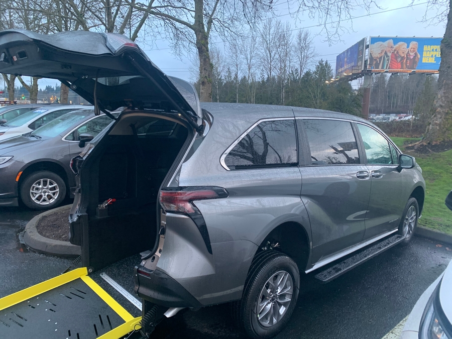 New 2026 Toyota Sienna Hybrid LE - Vantage Mobility Rear Entry Entry Fold Out Manual Ramp