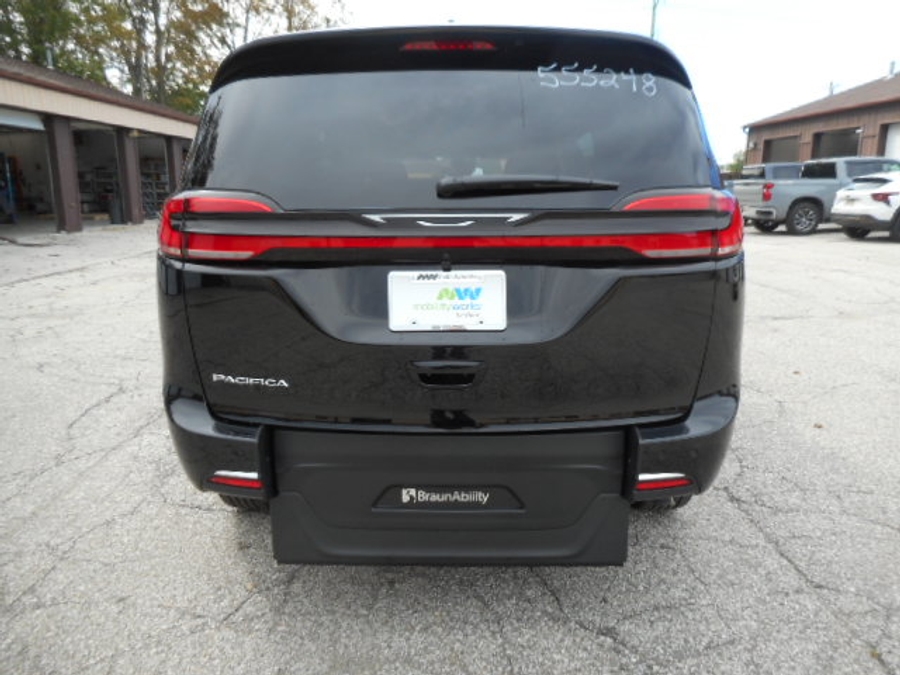 Black Chrysler Pacifica image number 5