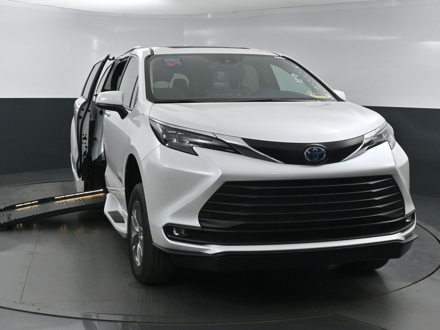 New 2025 Toyota Sienna Hybrid XLE Plus - BraunAbility Side Entry Entry Fold Out Automatic Ramp