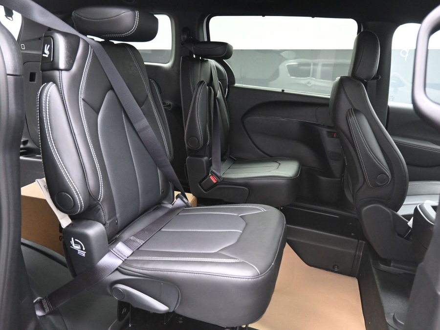 White Chrysler Voyager image number 12