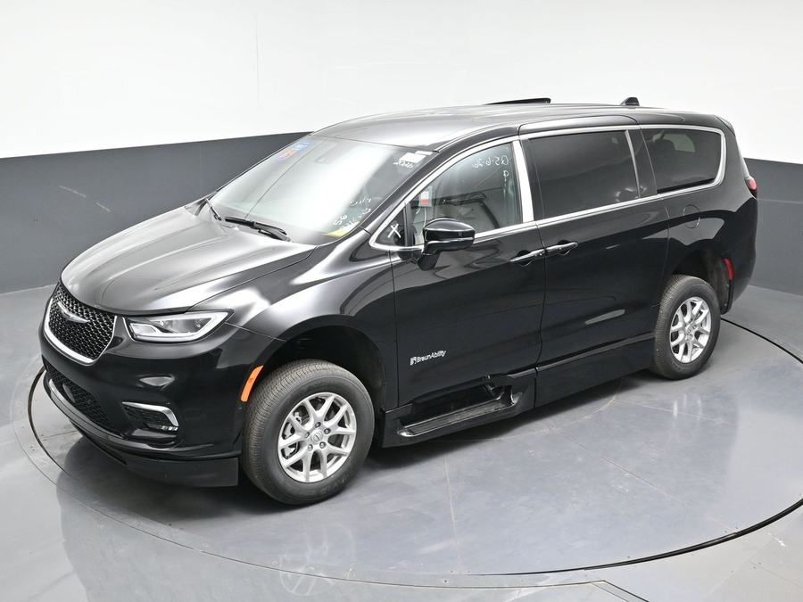 Black Chrysler Pacifica image number 20