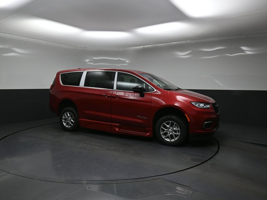 New 2026 Chrysler Pacifica Select Plus - BraunAbility Side Entry In Floor Automatic Ramp