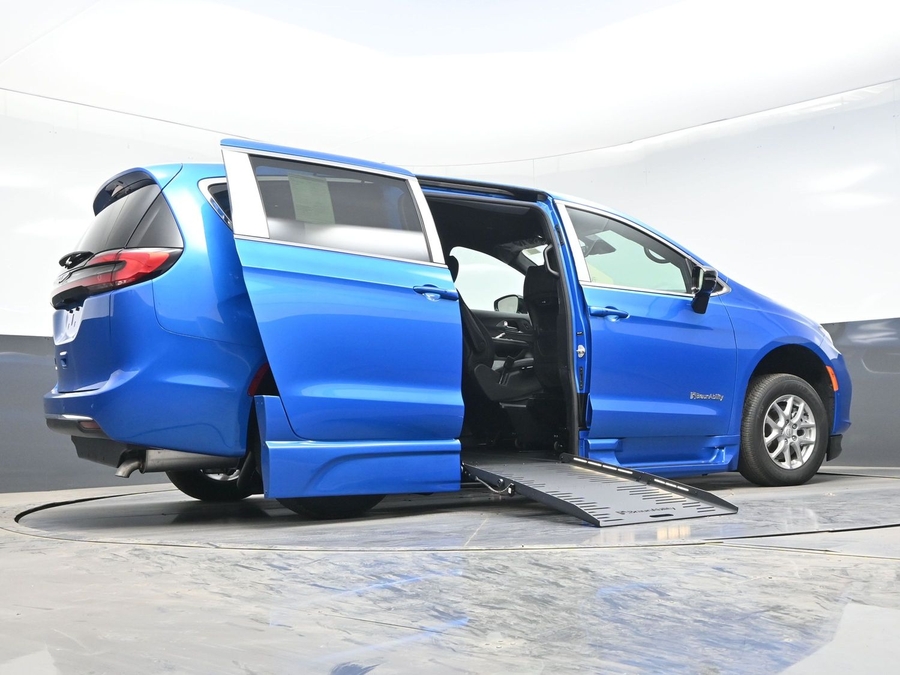 Blue Chrysler Pacifica image number 19