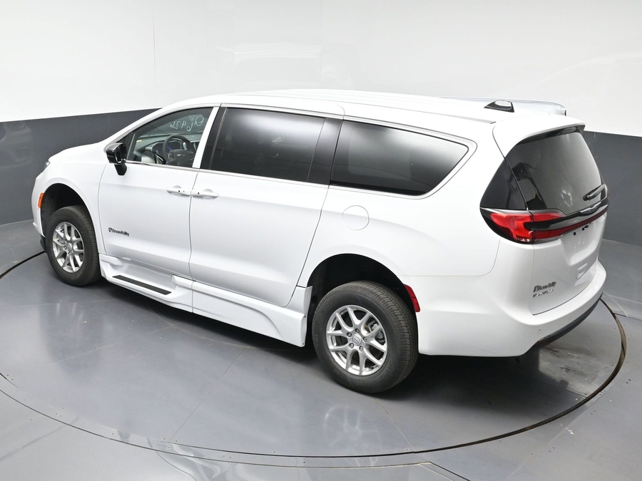 White Chrysler Pacifica image number 24