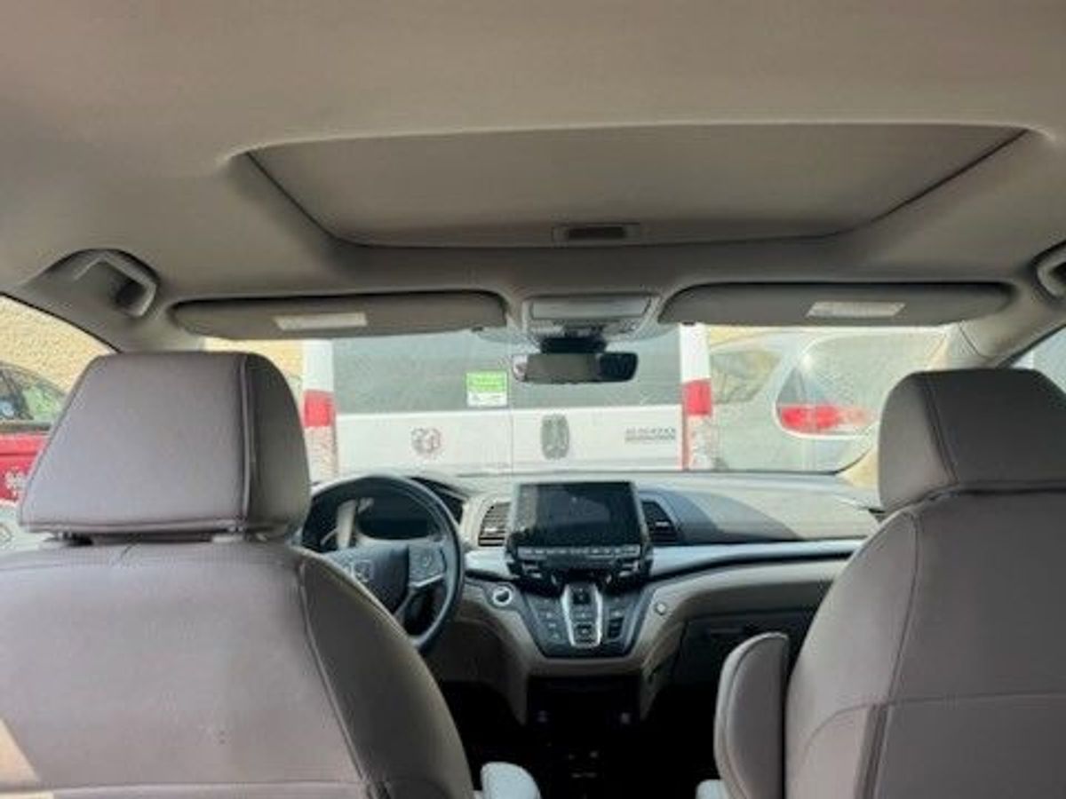 Red Honda Odyssey image number 1