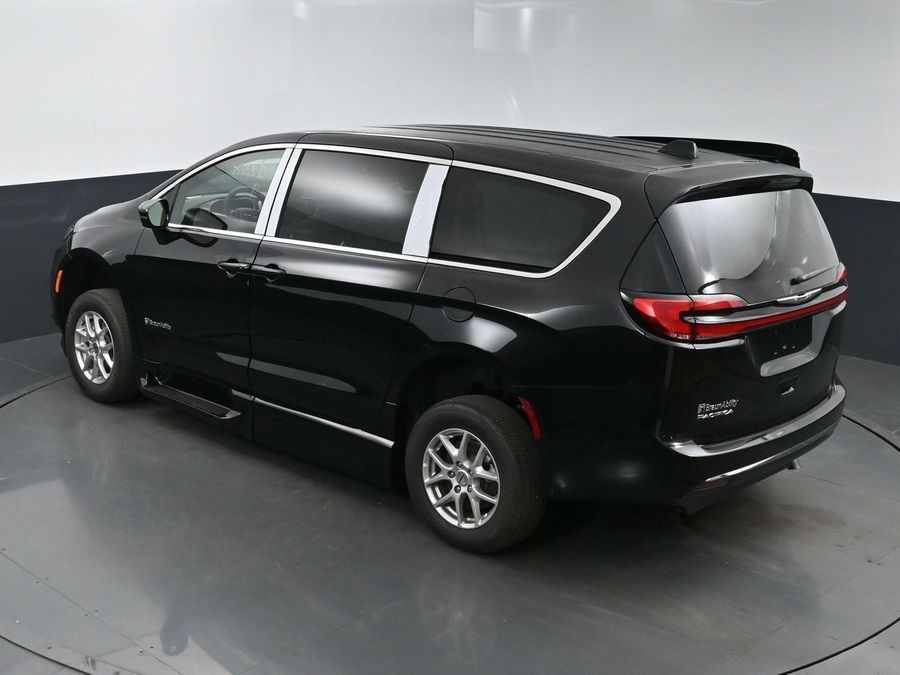 New 2025 Chrysler Pacifica Select Safety - BraunAbility Side Entry Entry Fold Out Automatic Ramp