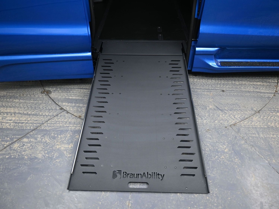 New 2026 Chrysler Pacifica Select Sport - BraunAbility Side Entry Entry In Floor Automatic Ramp