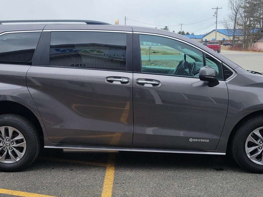Grey Toyota Sienna image number 12
