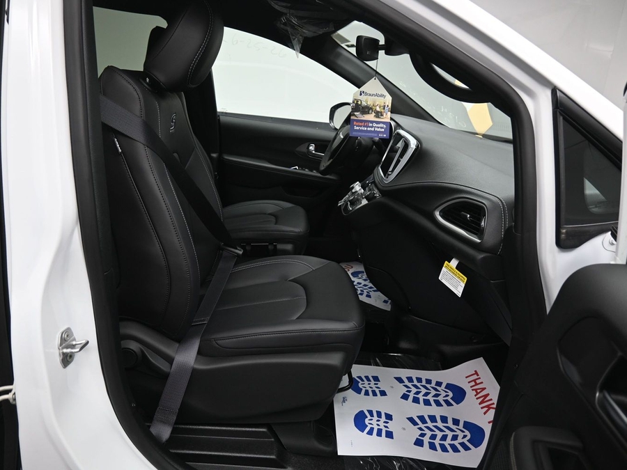 White Chrysler Pacifica image number 8