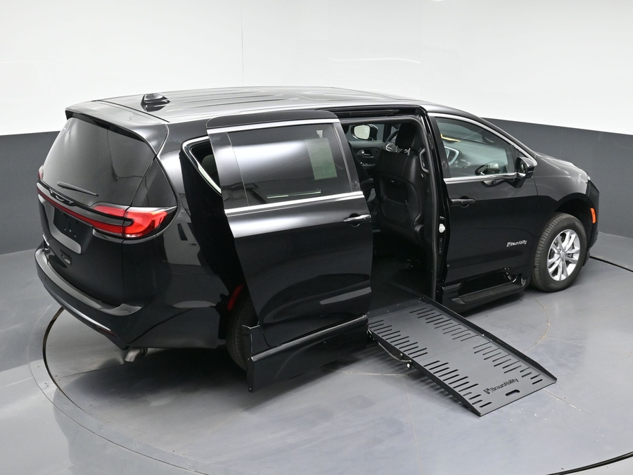 New 2027 Chrysler Pacifica Select Plus - BraunAbility Side Entry Fold Out Automatic Ramp