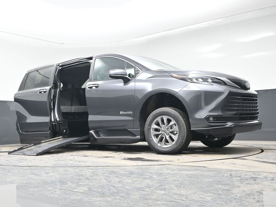 New 2025 Toyota Sienna Hybrid XLE Plus - BraunAbility Side Entry Entry Fold Out Automatic Ramp