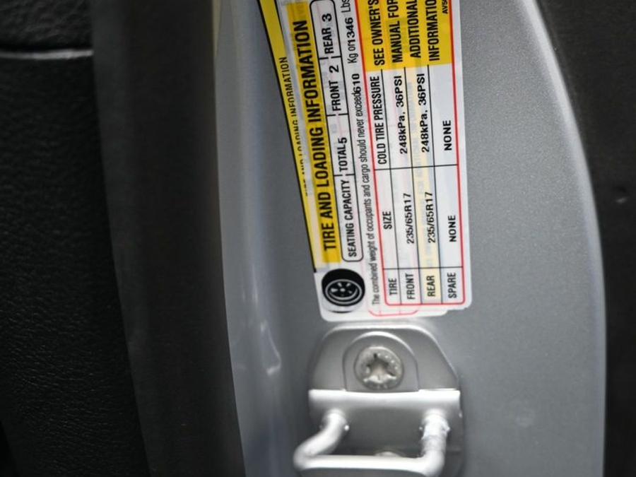Silver Chrysler Pacifica image number 13