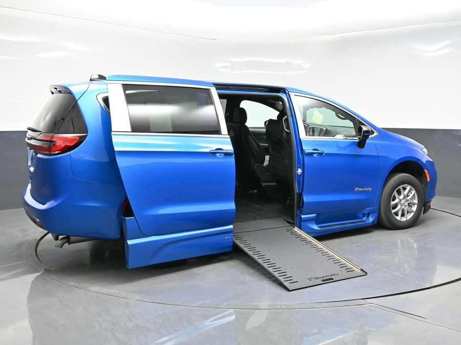 Blue Chrysler Pacifica image number 3