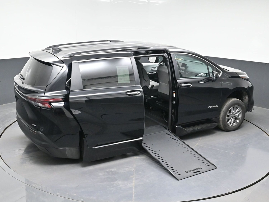Black Toyota Sienna image number 20