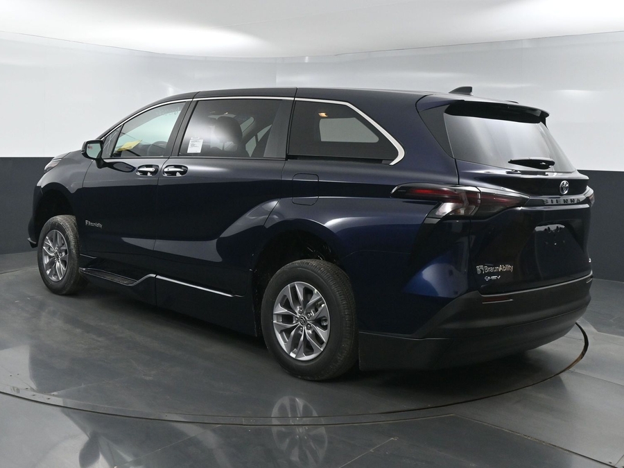 New 2025 Toyota Sienna Hybrid XLE Base - BraunAbility Side Entry Entry Fold Out Automatic Ramp
