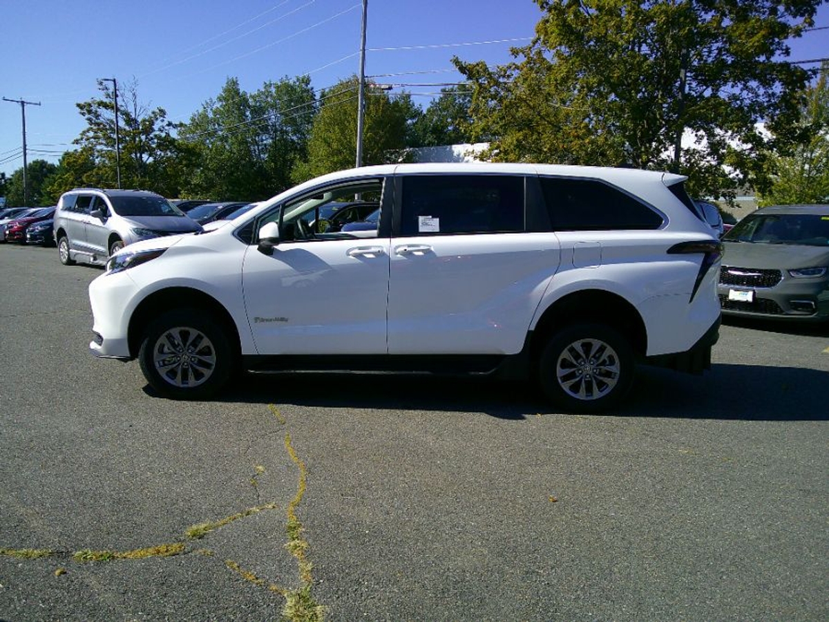White Toyota Sienna image number 8