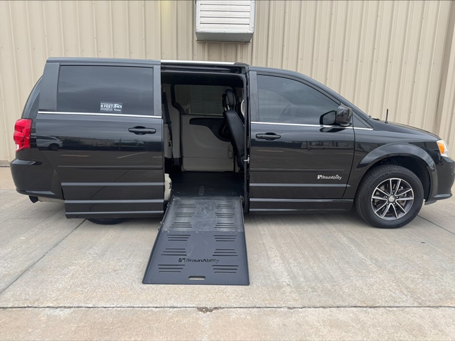 Used 2017 Dodge Grand Caravan SXT - BraunAbility Side Entry Entry Fold Out Automatic Ramp