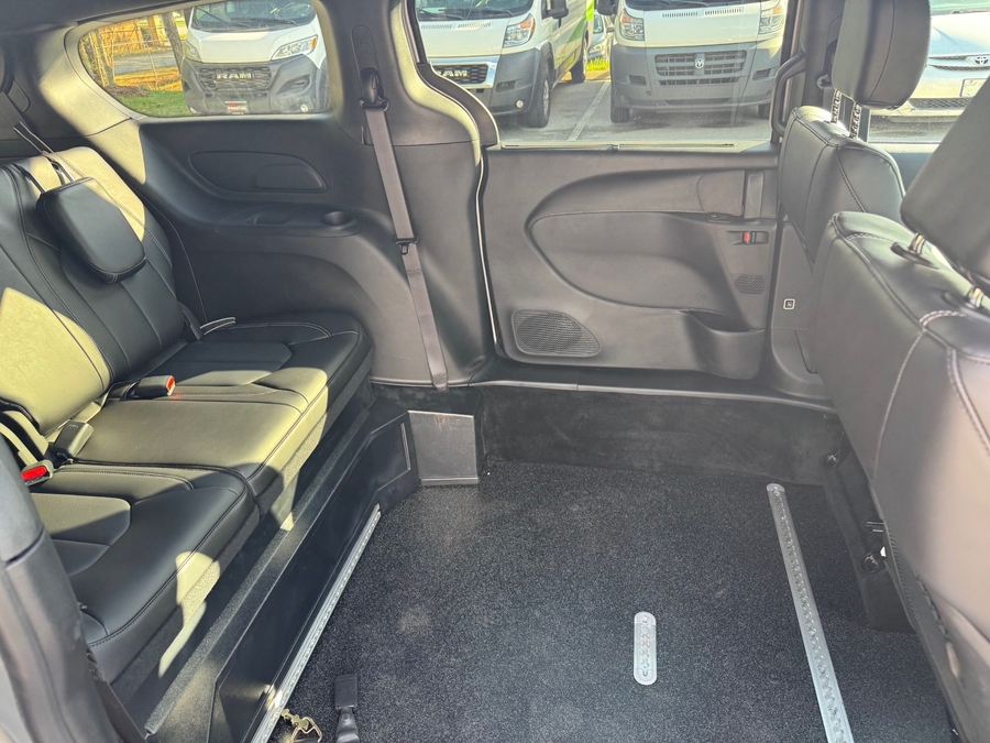 Silver Chrysler Pacifica image number 6