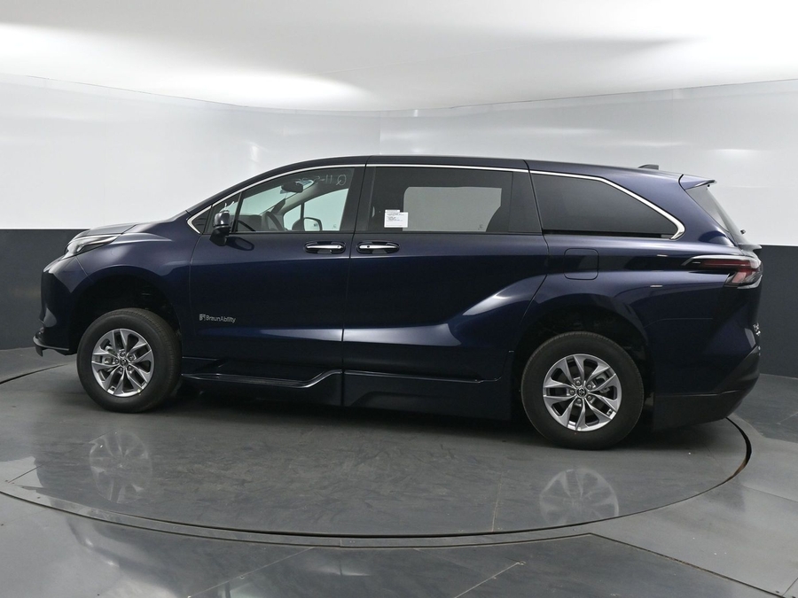 New 2025 Toyota Sienna Hybrid XLE Base - BraunAbility Side Entry Entry Fold Out Automatic Ramp