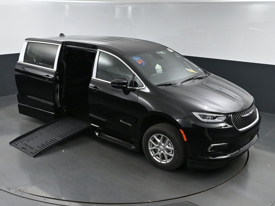 Black Chrysler Pacifica image number 22