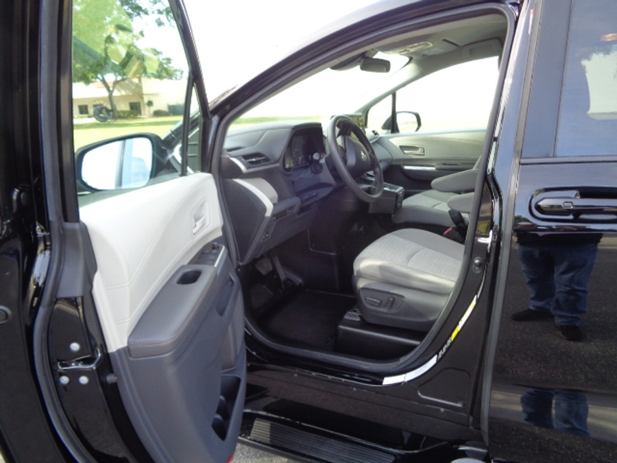 Used 2024 Toyota Sienna Hybrid LE - BraunAbility Side Entry Entry Fold Out Automatic Ramp