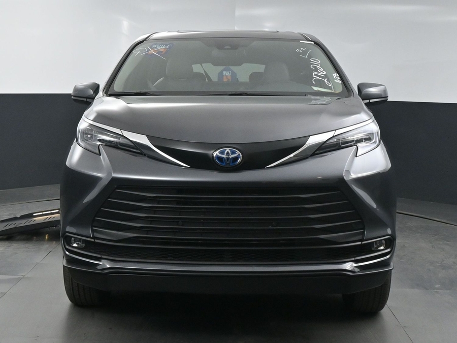 New 2025 Toyota Sienna Hybrid XLE Base - BraunAbility Side Entry Entry Fold Out Automatic Ramp