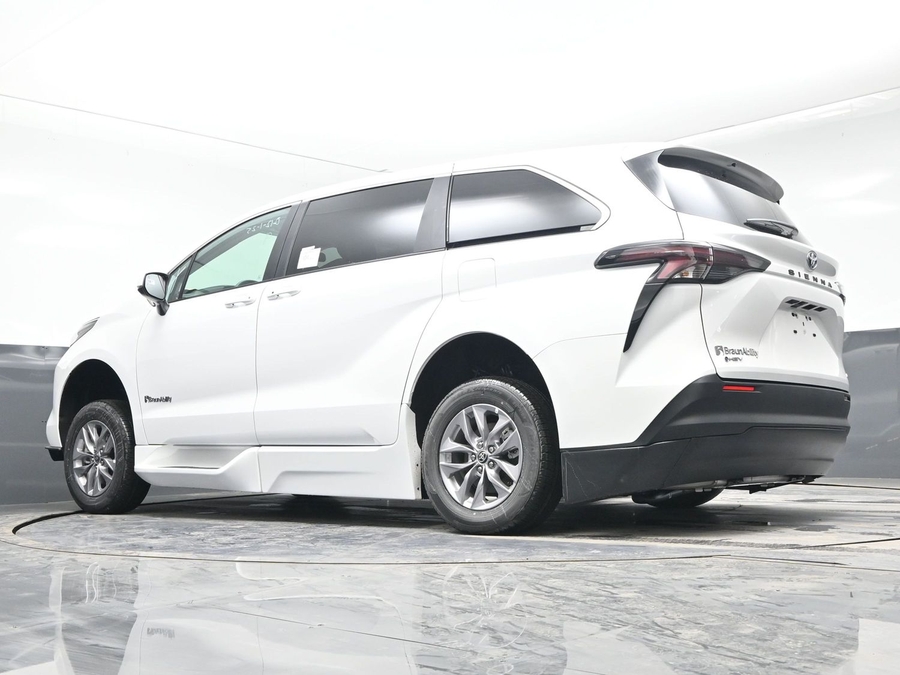 New 2025 Toyota Sienna Hybrid LE - BraunAbility Side Entry Entry Fold Out Automatic Ramp
