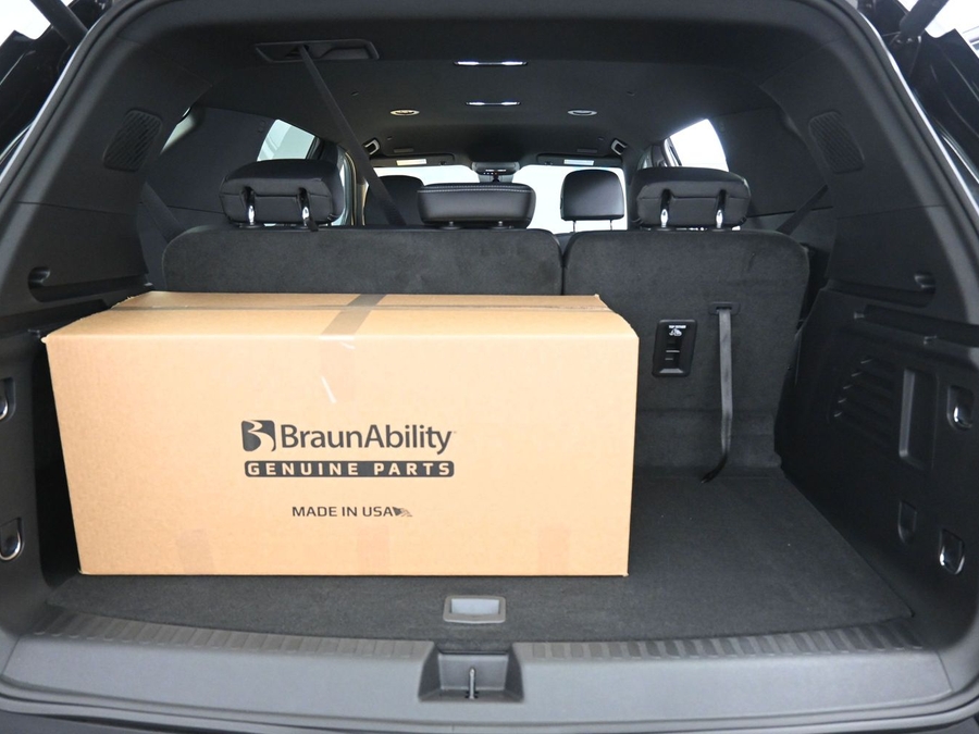 Black Chevrolet Traverse image number 11