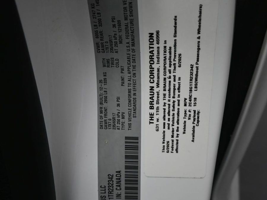 White Chrysler Pacifica image number 14