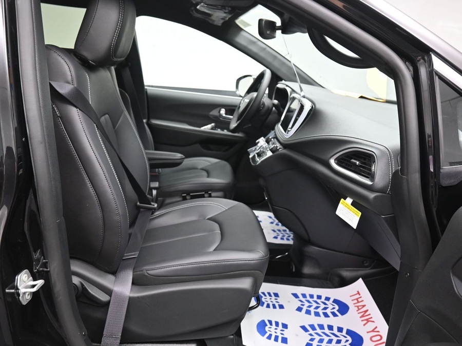 Black Chrysler Pacifica image number 8