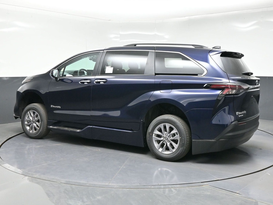 New 2026 Toyota Sienna Hybrid XLE Base - BraunAbility Side Entry Fold Out Automatic Ramp