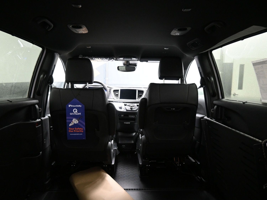 White Chrysler Pacifica image number 14