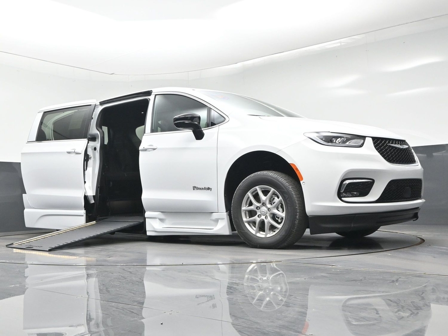 New 2026 Chrysler Pacifica Select Plus - BraunAbility Side Entry Entry In Floor Automatic Ramp