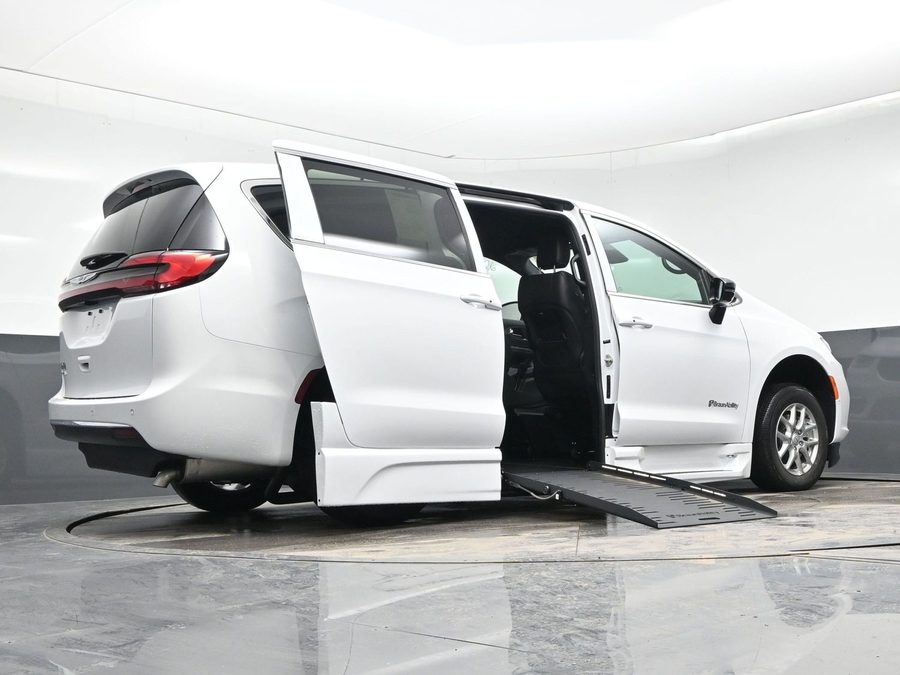 White Chrysler Pacifica image number 18