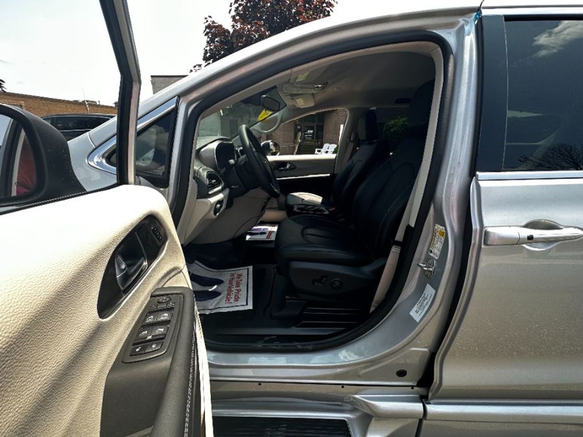 Silver Chrysler Pacifica image number 9