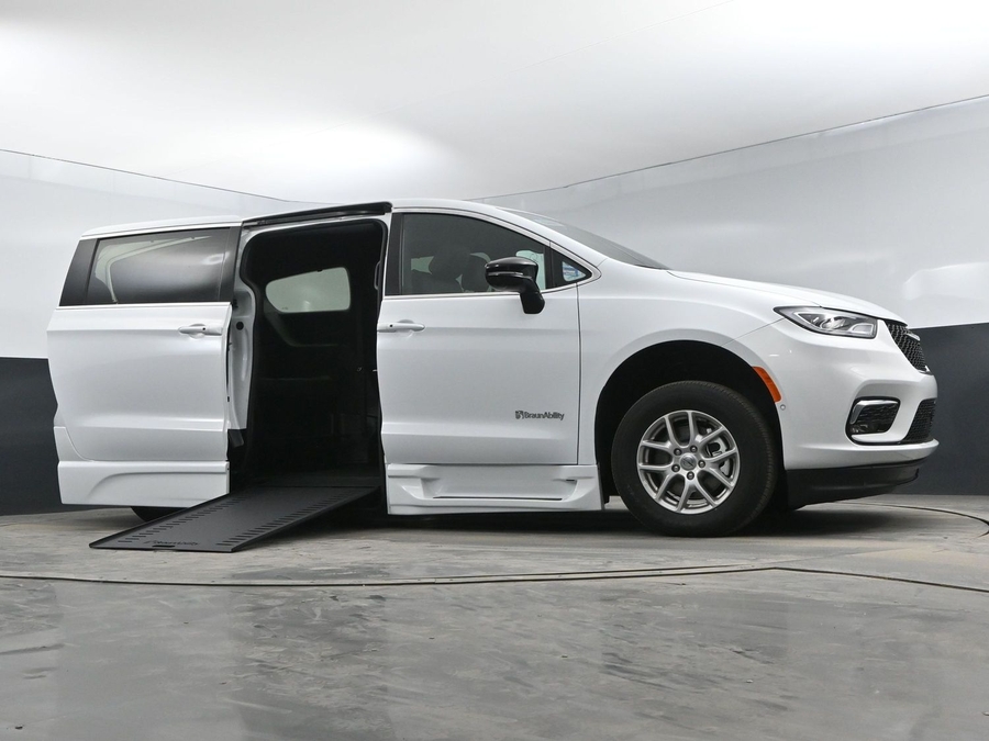 New 2025 Chrysler Pacifica Select Safety - BraunAbility Side Entry Entry In Floor Automatic Ramp