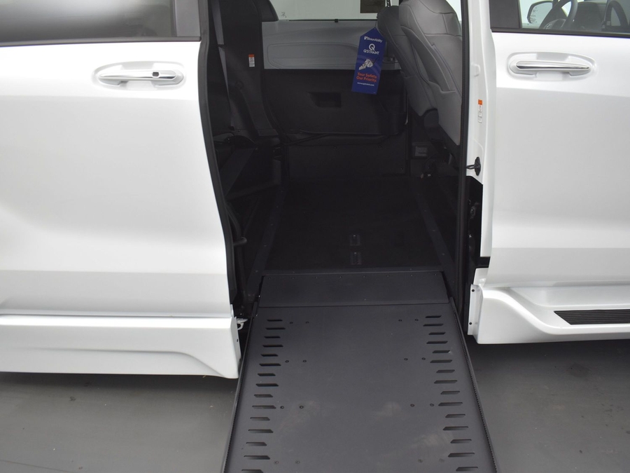 New 2025 Toyota Sienna Hybrid XLE Plus - BraunAbility Side Entry Entry In Floor Automatic Ramp